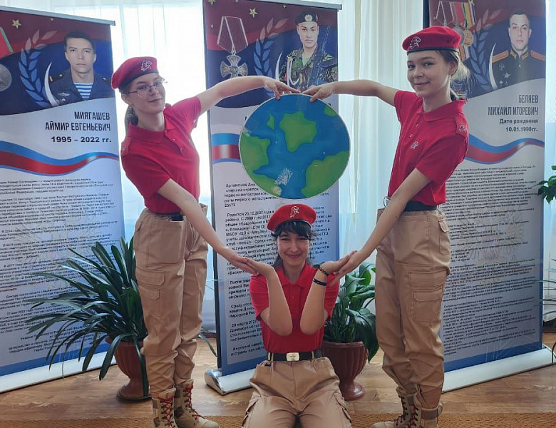 ПЕРВЫЕ В КОСМОСЕ